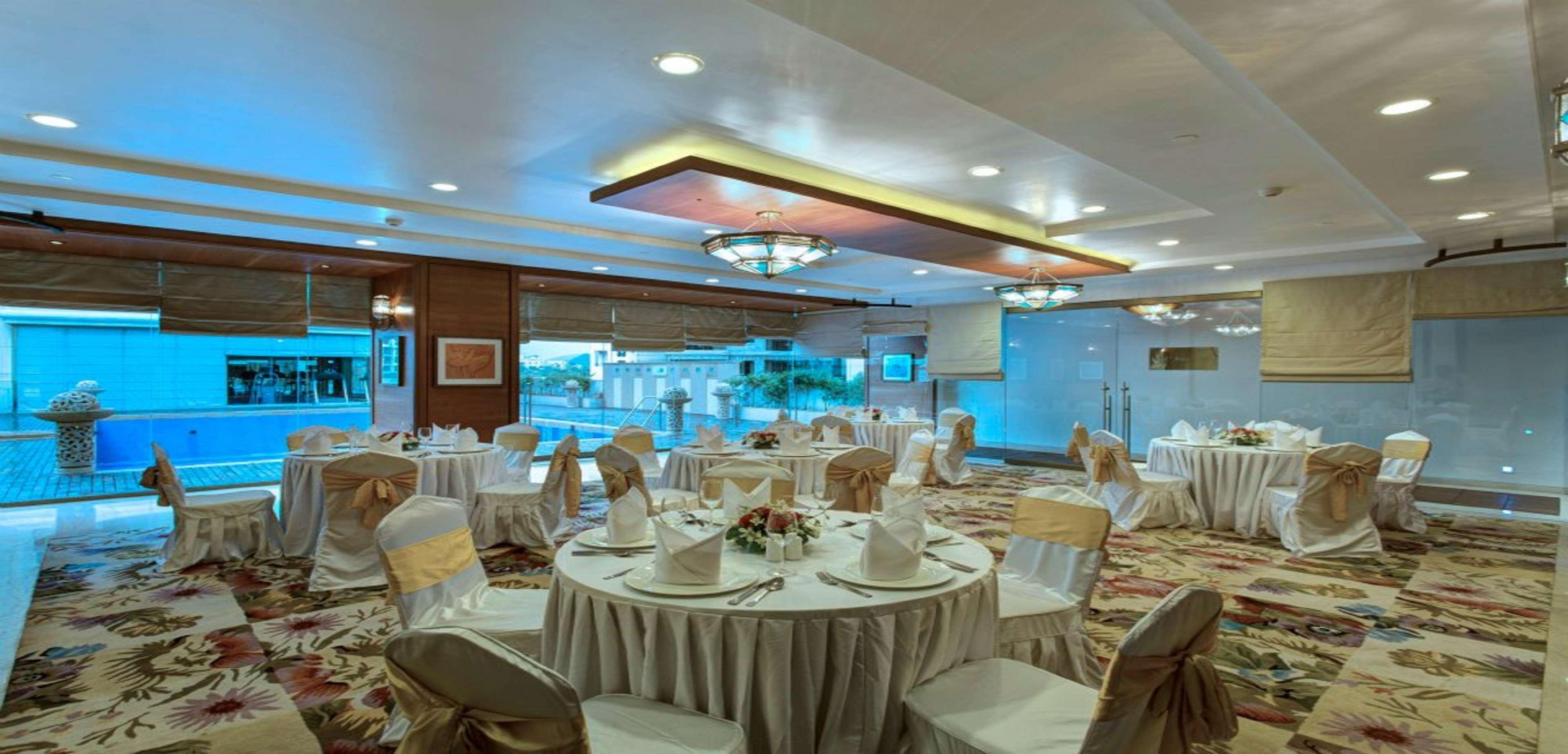 Royal Tulip Navi Mumbai Hotell Exteriör bild
