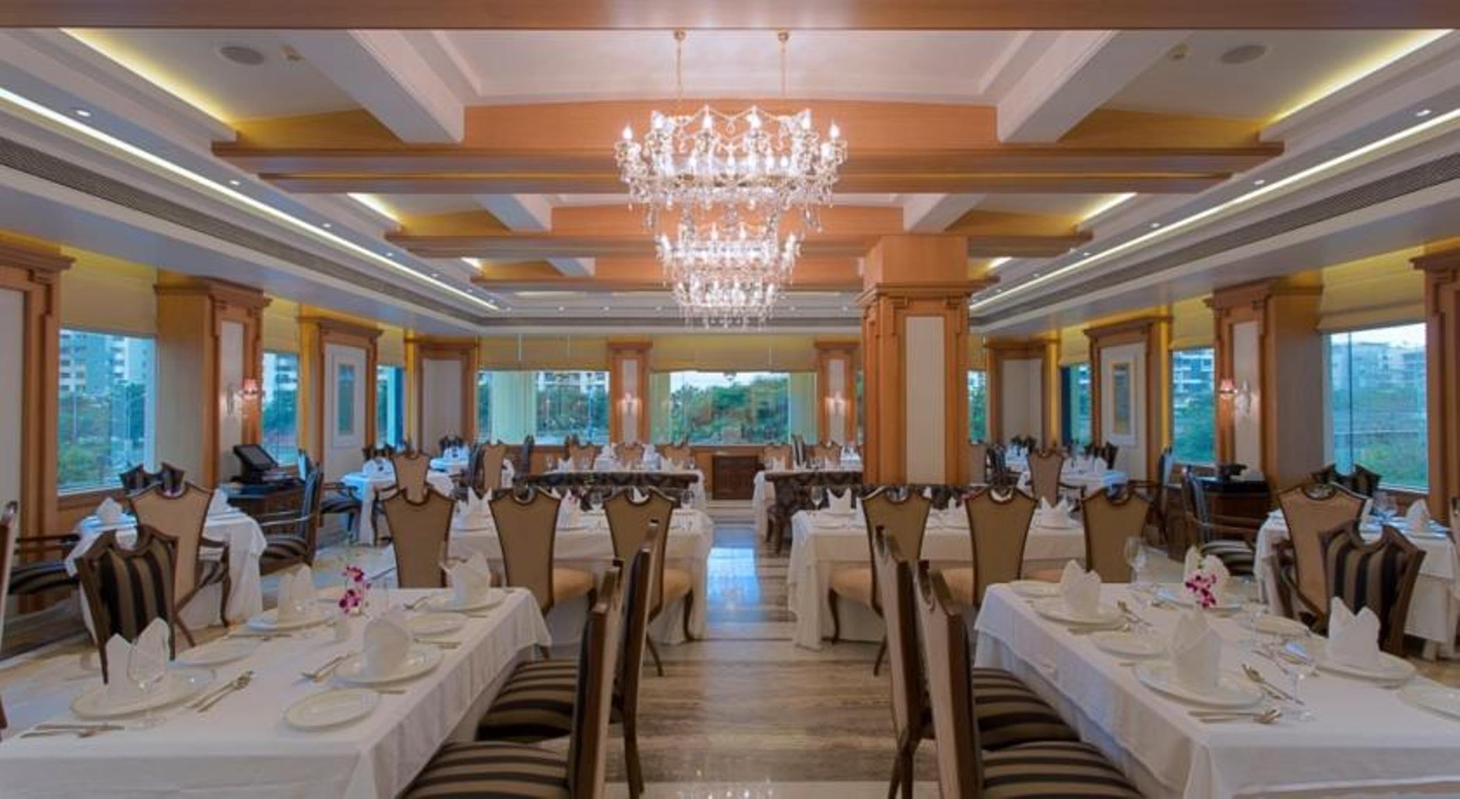 Royal Tulip Navi Mumbai Hotell Exteriör bild