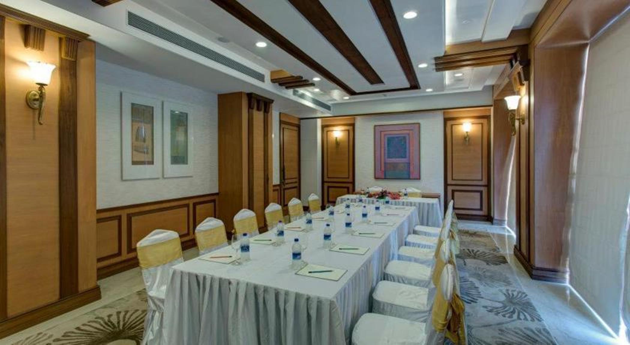 Royal Tulip Navi Mumbai Hotell Exteriör bild
