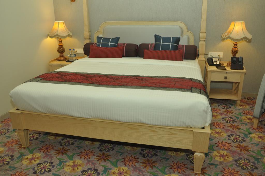 Royal Tulip Navi Mumbai Hotell Exteriör bild