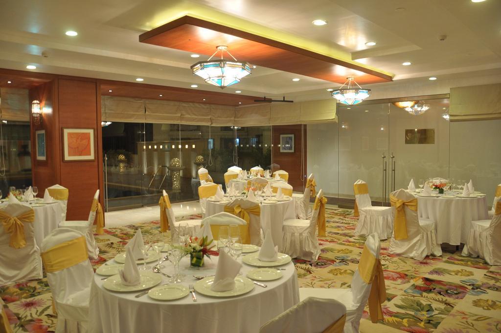Royal Tulip Navi Mumbai Hotell Exteriör bild